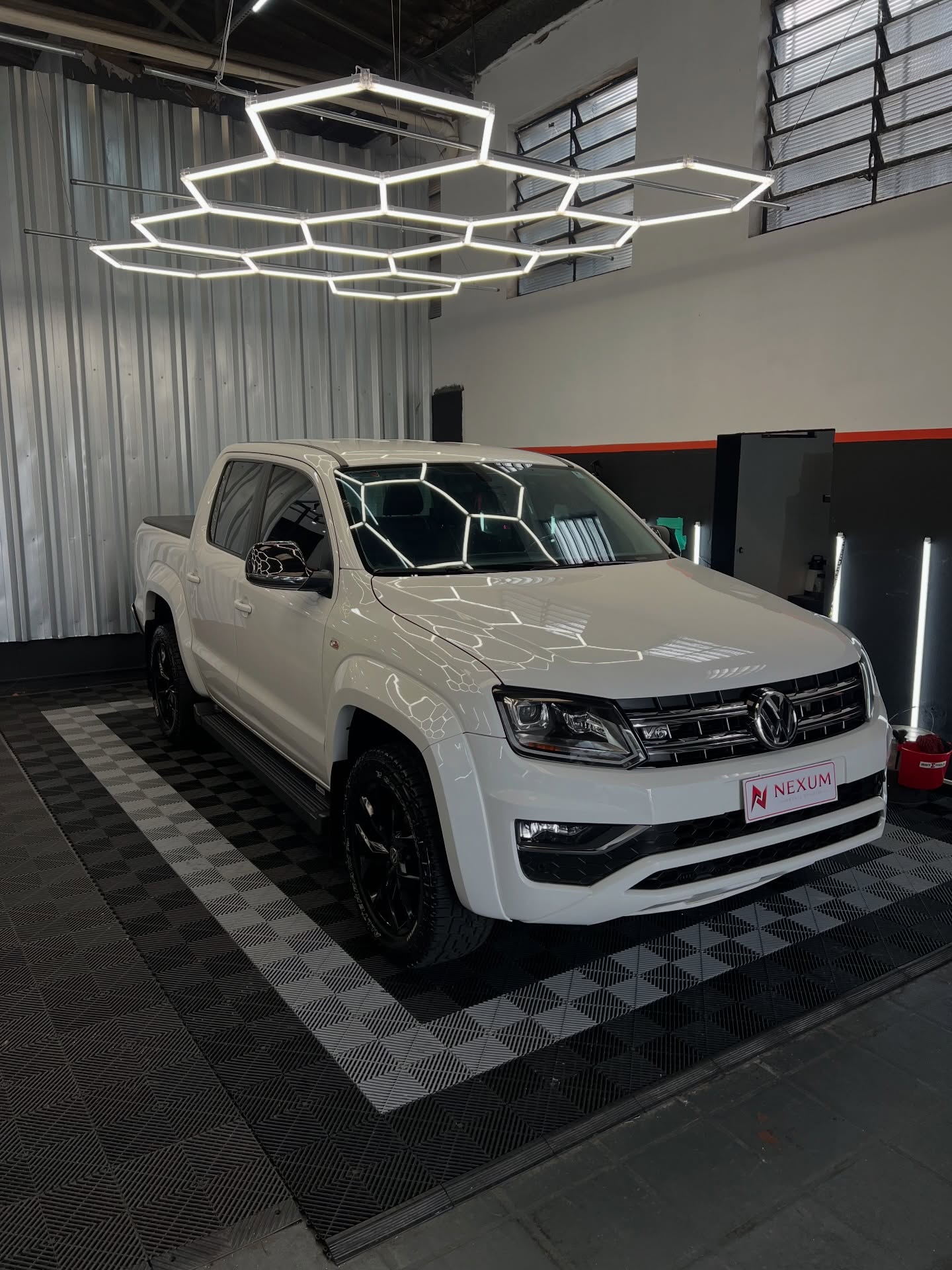 VW Amarok branca após polimento técnico
