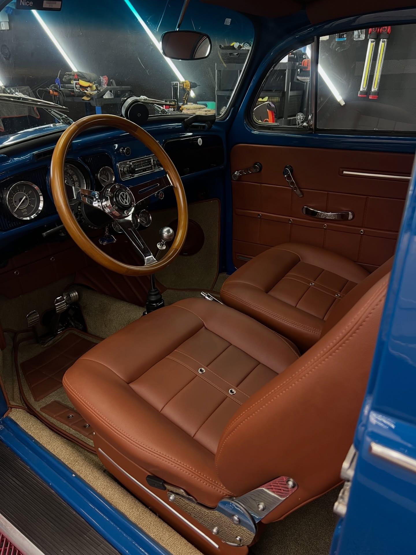 Interior de Fusca com bancos de couro caramelo
