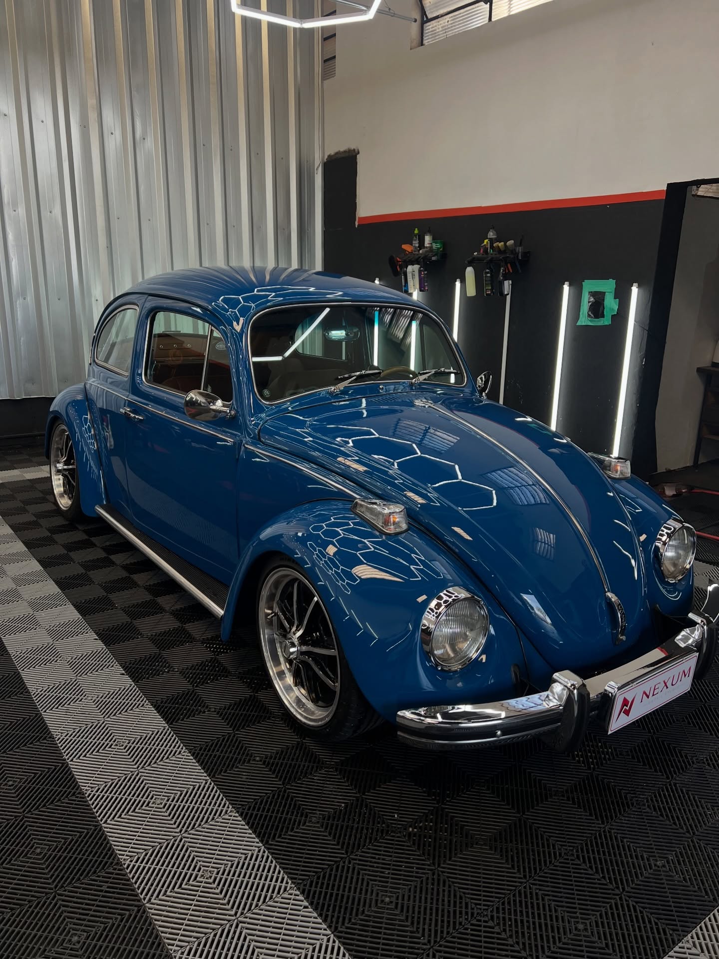 Fusca azul com pintura polida e espelhada