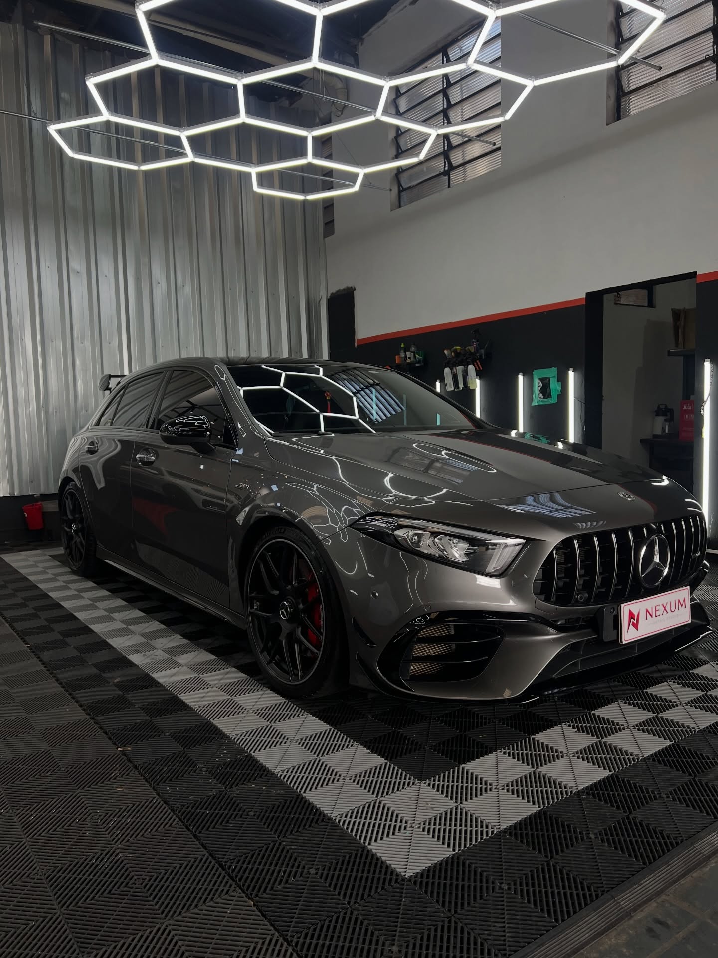 Mercedes-AMG após lavagem detalhada