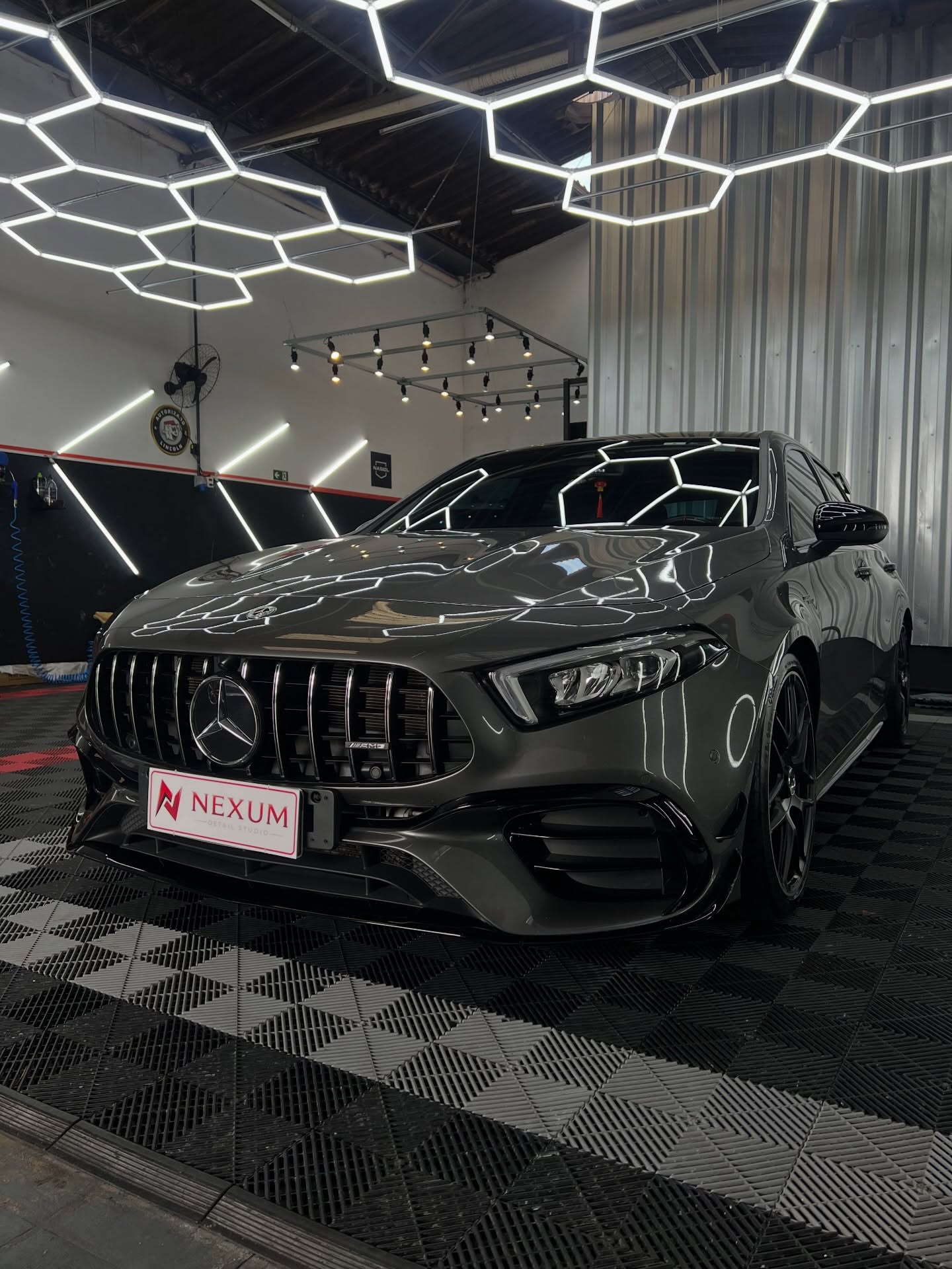 Mercedes-AMG após lavagem detalhada no estúdio Nexum