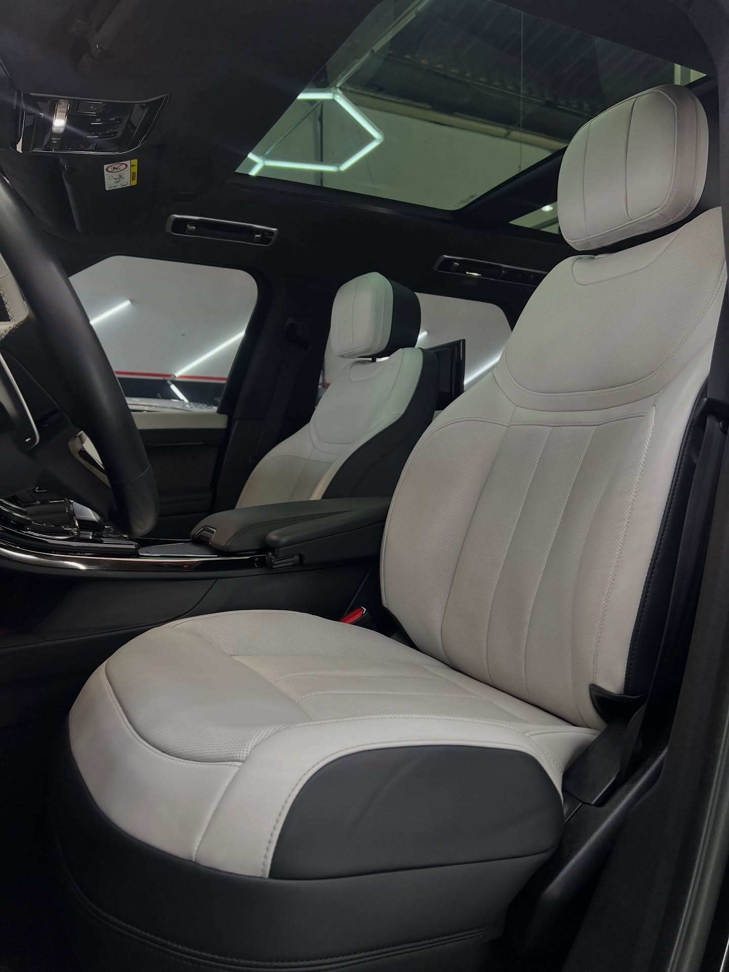 Interior de couro claro de Range Rover higienizado