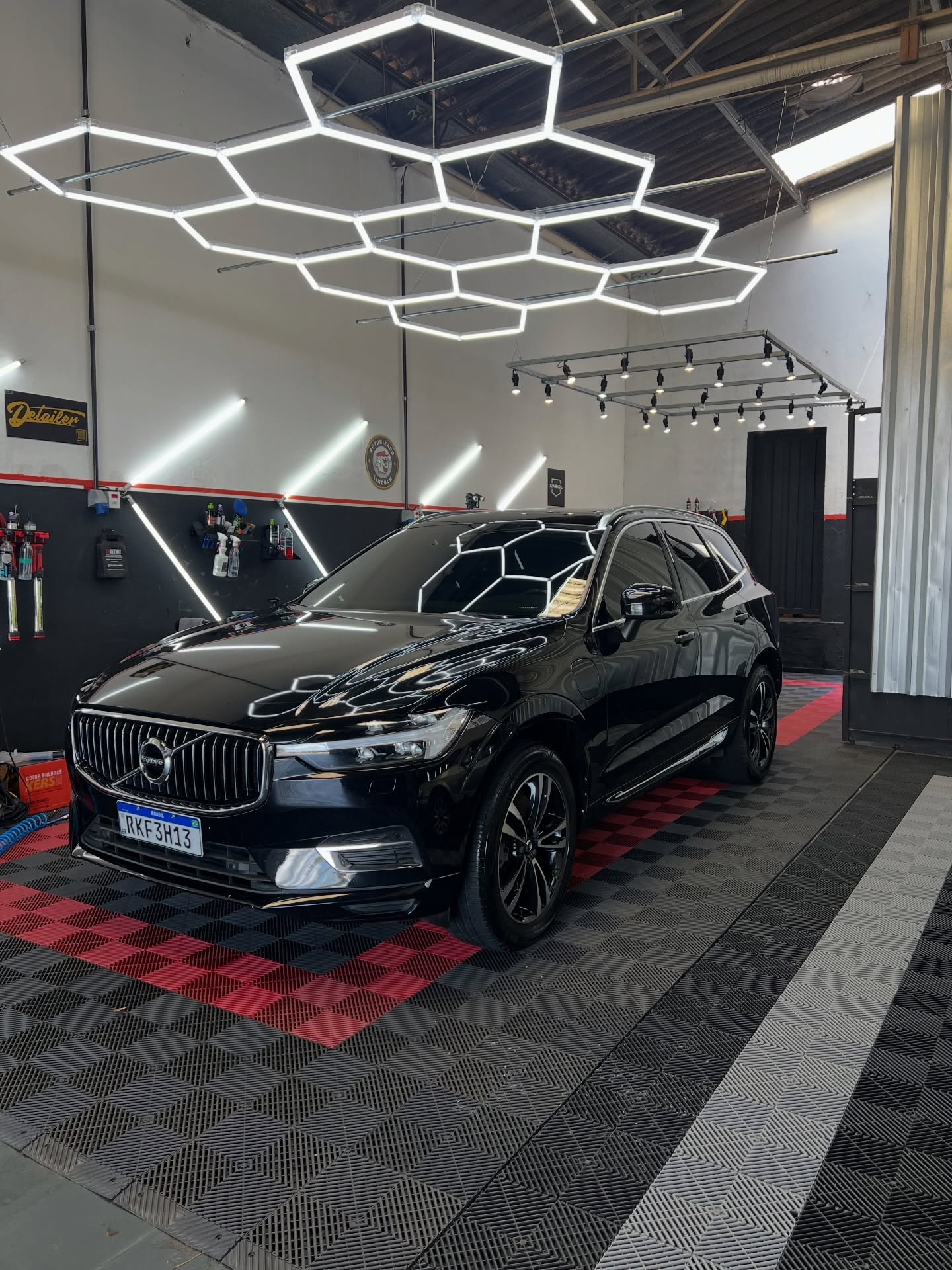 Volvo preto sob as luzes hexagonais do estúdio Nexum
