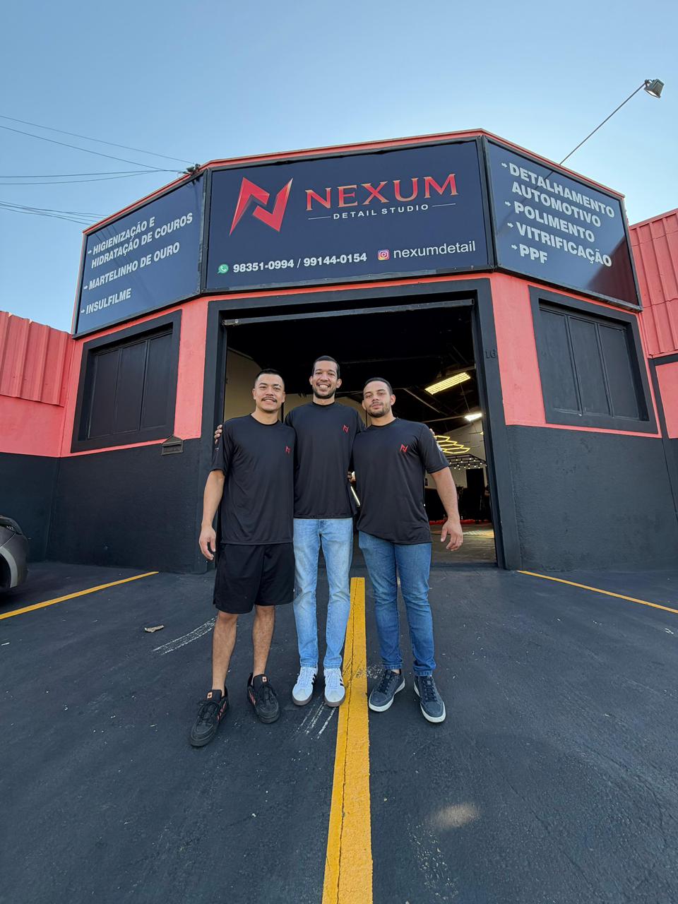 Equipe da Nexum Detail Studio em frente ao estúdio em Limeira